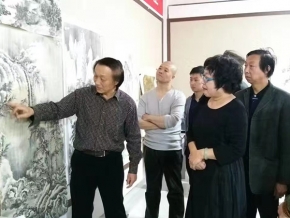 师恩钊在给工作室画家讲评作品