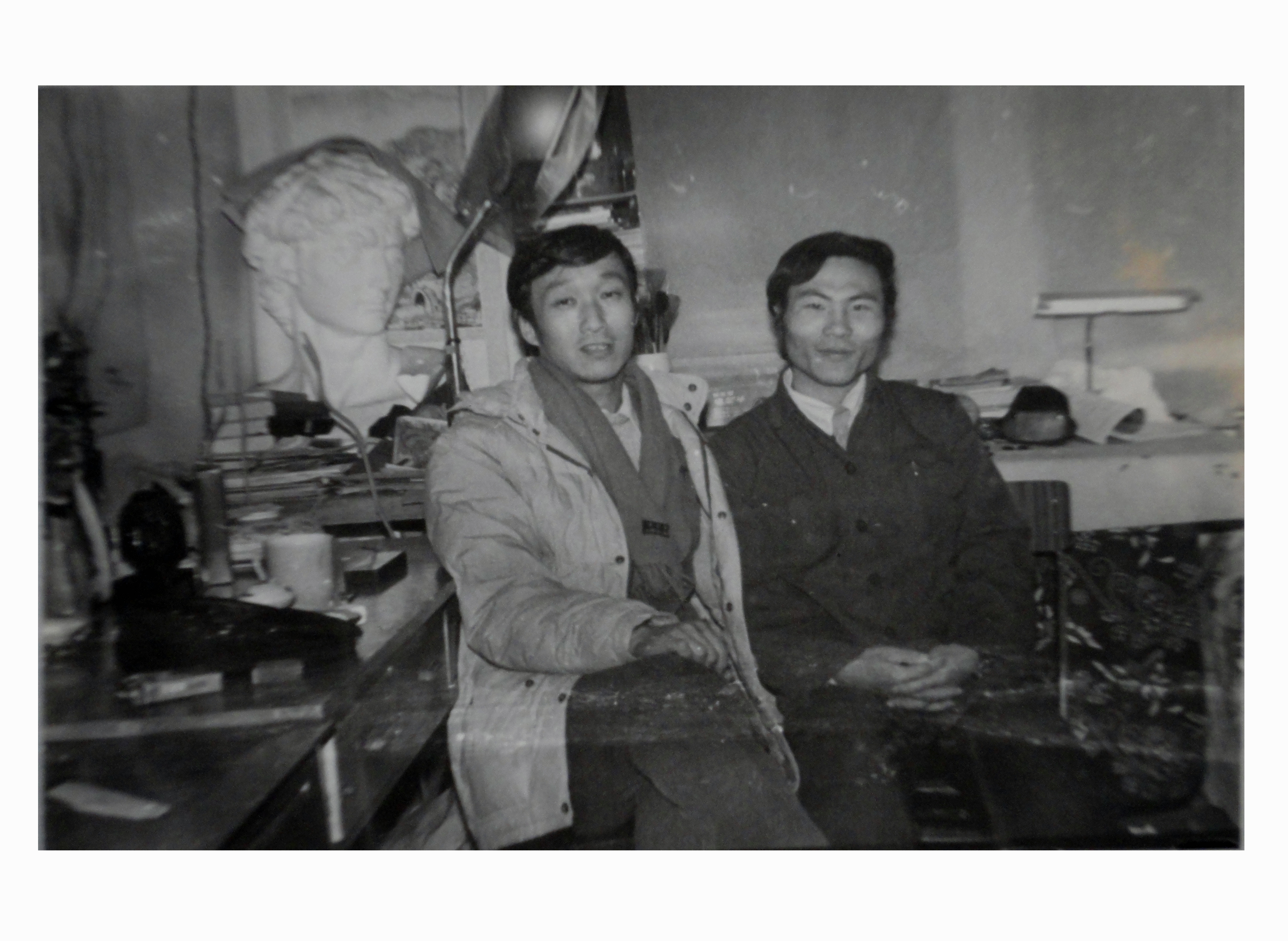 1985年与恩师师恩钊先生（左）合影